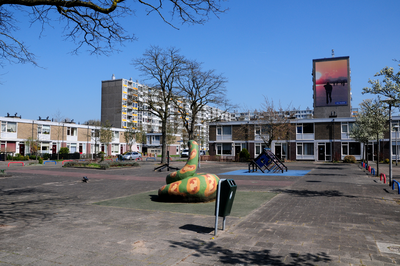 814896 Gezicht op de speelplaats tussen de Lotsydreef en de Broekhuysendreef te Utrecht, uit het zuiden, met op de ...
